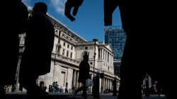 Banks warn of ‘grim’ prospects for pound as economy slows