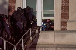NYPD enters Columbia University’s Hamilton Hall, clearing and arresting over 100 students