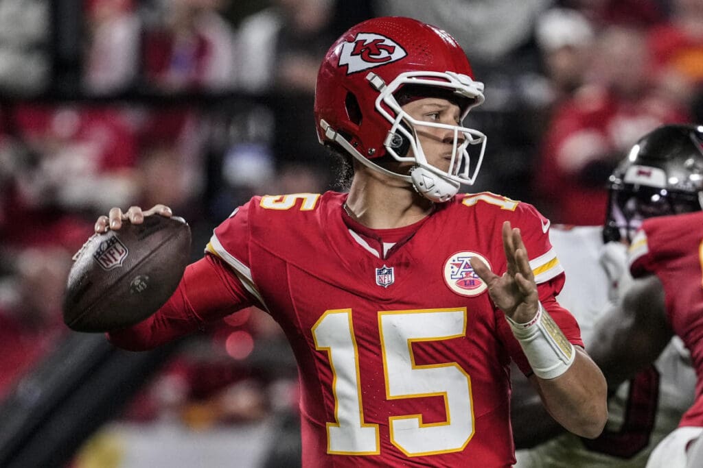 Live updates: Mahomes helped off field after throwing TD pass