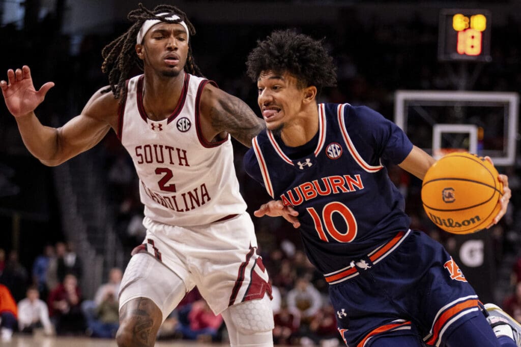 No. 2 Auburn narrowly avoids upset loss to South Carolina, as Johni Broome injures ankle