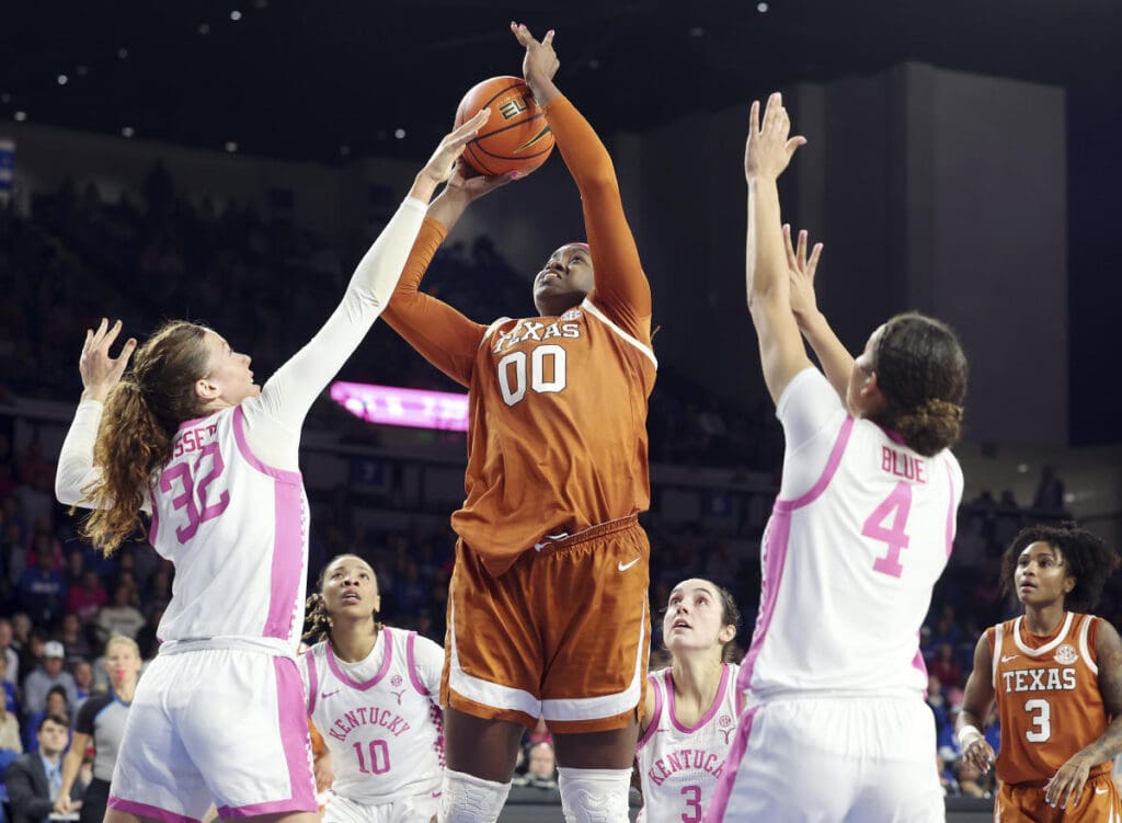 No. 3 Texas easily dispatches No. 8 Kentucky in 67-49 win at Lexington