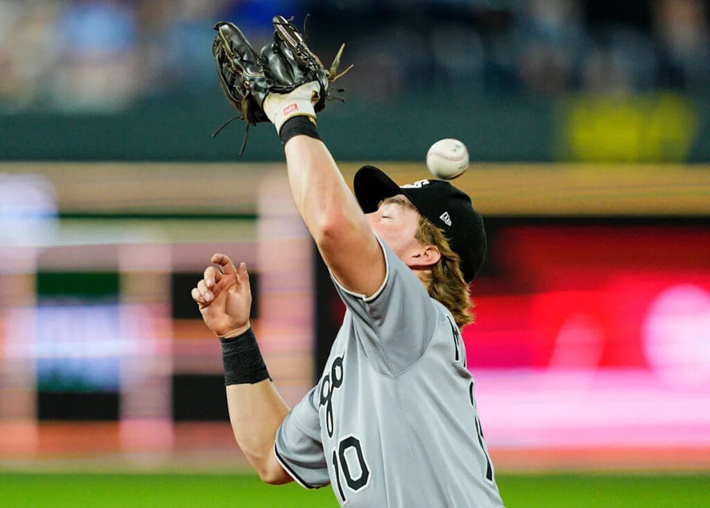 White Sox find new way to lose as ninth-inning pop-up bounces off 2B Chase Meidroth's head