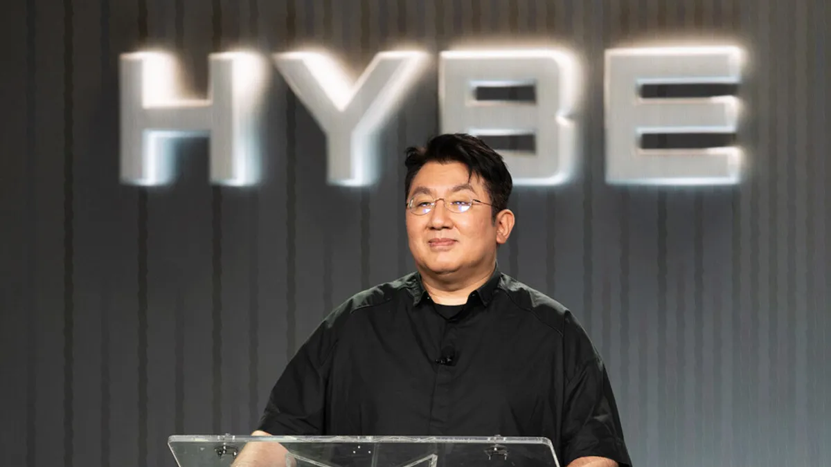 Hybe Honcho Bang Si-hyuk Vows to Face the Investigatory Music in Seoul